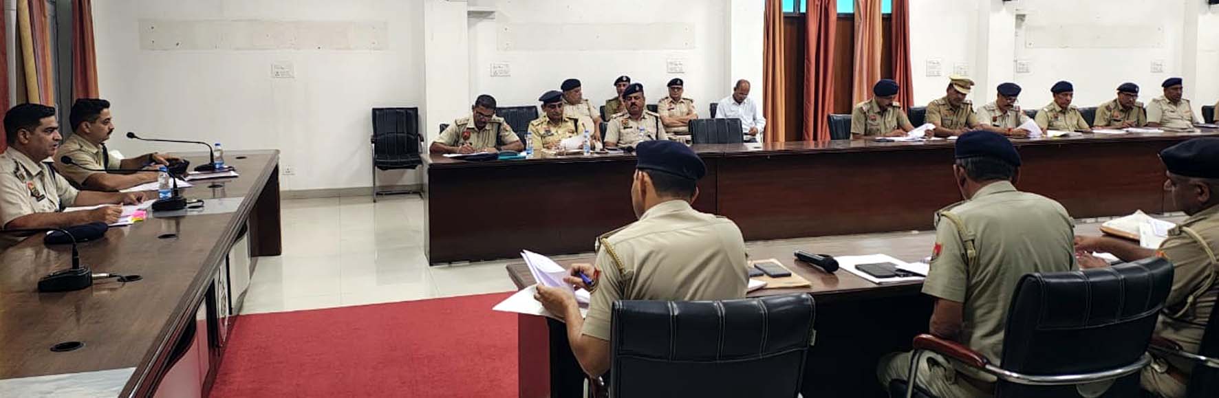 बैठक को संबोधित करते पुलिस अधीक्षक दीपक सहारन।