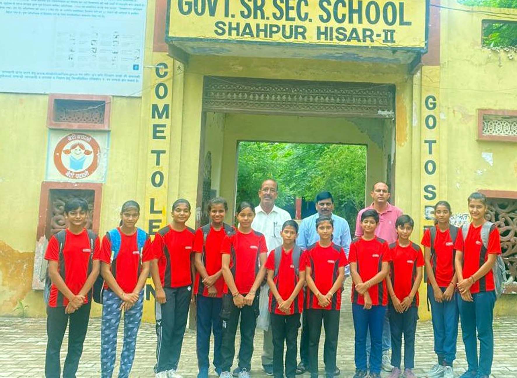 टीम के साथ अध्यापक व अन्य अतिथि। टीम के साथ अध्यापक व अन्य अतिथि।