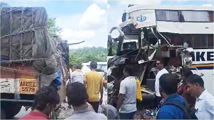 यात्री बस ट्रक को पीछे से मारी ठोकर।