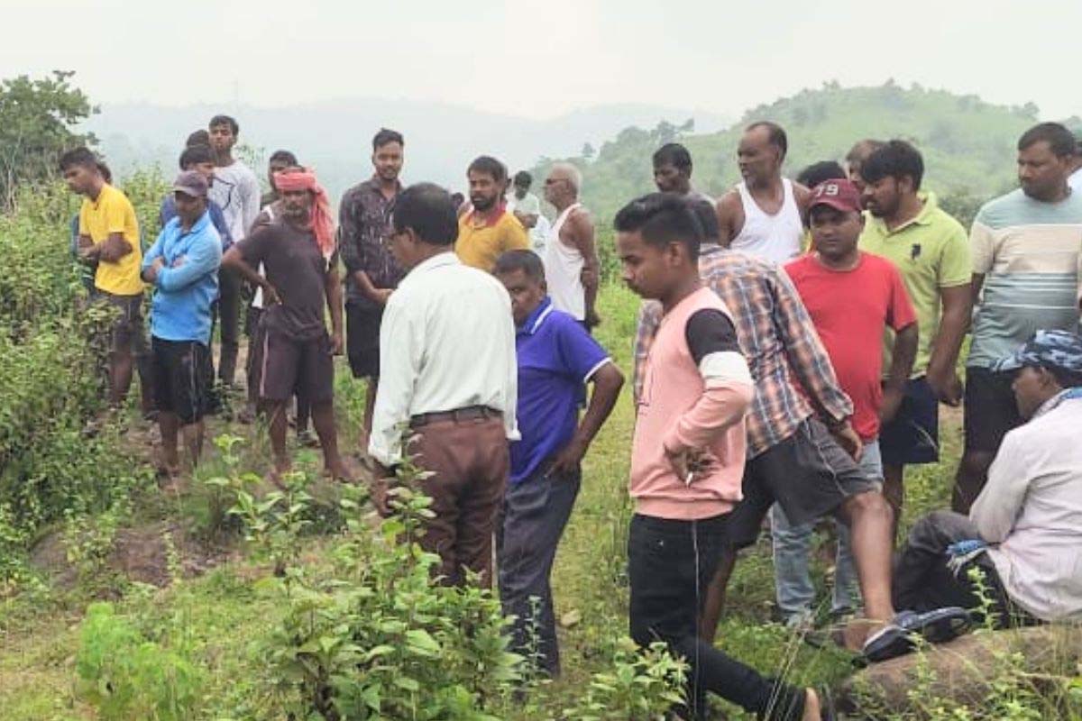 घटनास्थल पर माैजूद लाेग घटनास्थल पर माैजूद लाेग