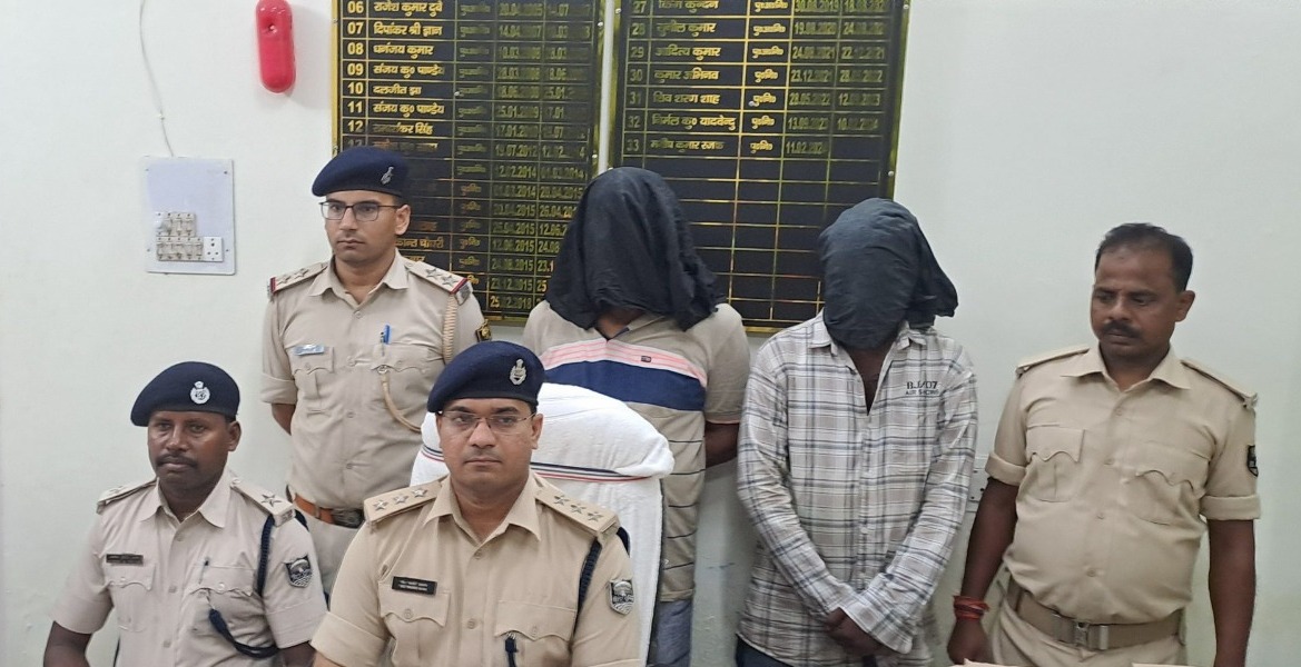 युवक के प्राइवेट पार्ट में मिर्च डालने के मामले में बड़ी कार्रवाई, 2 लोग गिरफ्तार, 5 की हुई पहचान युवक के प्राइवेट पार्ट में मिर्च डालने के मामले में बड़ी कार्रवाई, 2 लोग गिरफ्तार, 5 की हुई पहचान