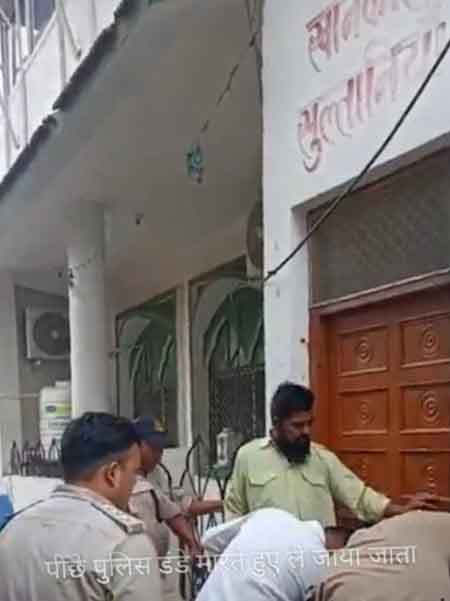 छतरपुर : मुख्य आरोपी हाजी शहजाद काे लेकर घर पहुंची पुलिस , खुलवाए ताले छतरपुर : मुख्य आरोपी हाजी शहजाद काे लेकर घर पहुंची पुलिस , खुलवाए ताले