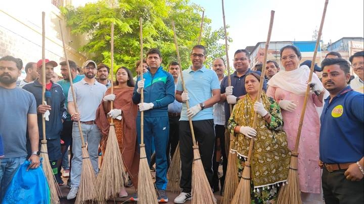 इंदौरः स्वच्छता और सहयोग की अनूठी मिसाल, जनप्रतिनिधियों-अधिकारियों ने थामी हाथ में झाडू इंदौरः स्वच्छता और सहयोग की अनूठी मिसाल, जनप्रतिनिधियों-अधिकारियों ने थामी हाथ में झाडू