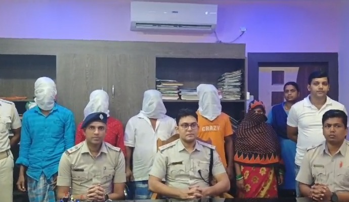 मुर्शिदाबाद में टीएमसी कार्यकर्ता के हत्या के मामले में पांच गिरफ्तार मुर्शिदाबाद में टीएमसी कार्यकर्ता के हत्या के मामले में पांच गिरफ्तार