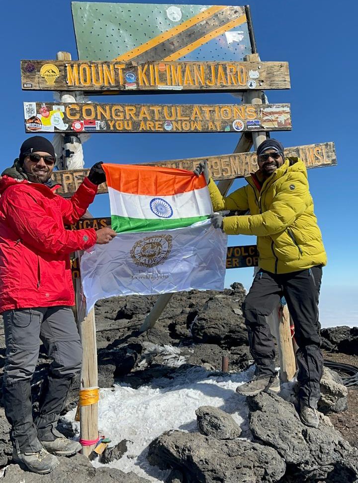 मध्यप्रदेश टूरिज्म बोर्ड के संयुक्त संचालक वडेरिया ने माउंट किलिमंजारो पर लहराया तिरंगा मध्यप्रदेश टूरिज्म बोर्ड के संयुक्त संचालक वडेरिया ने माउंट किलिमंजारो पर लहराया तिरंगा