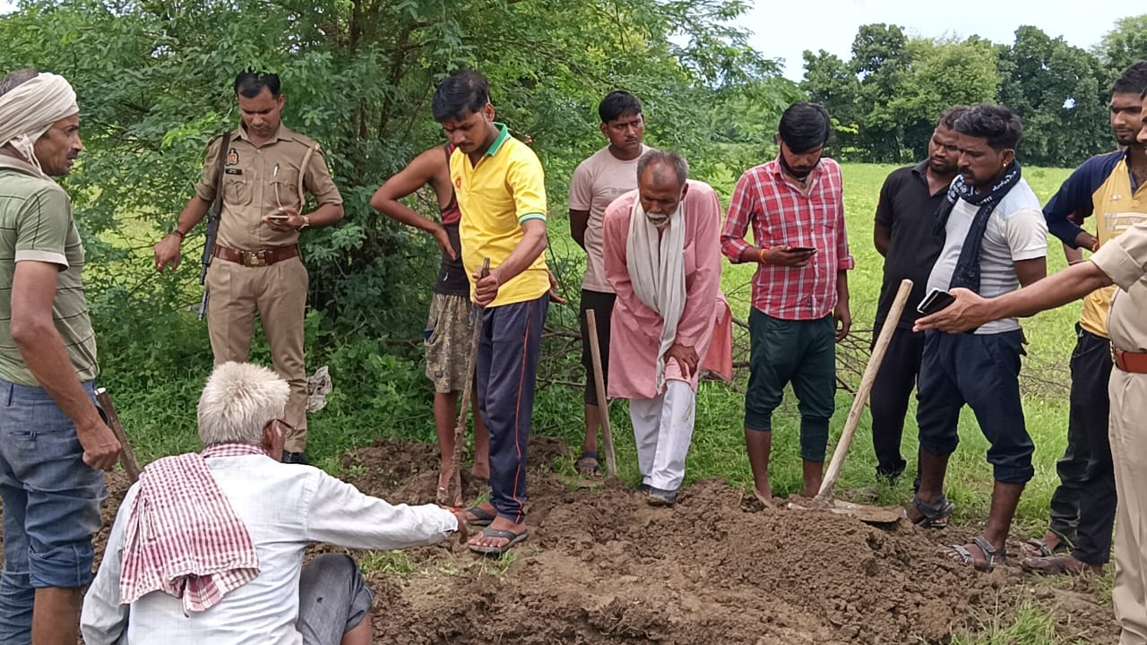 फोटो--28एचएएम-1 मौत के मामले में खोदी गई कब्र