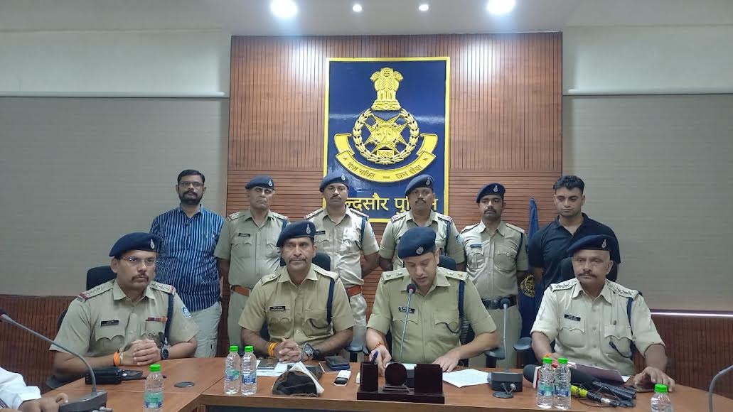 मंदसौर नगर से अपह्रत हुये दो वर्षीय मासूम को पुलिस ने शामगढ से ढूंढ निकाला, बच्चा पूर्णत: स्वस्थ्य मिला मंदसौर नगर से अपह्रत हुये दो वर्षीय मासूम को पुलिस ने शामगढ से ढूंढ निकाला, बच्चा पूर्णत: स्वस्थ्य मिला