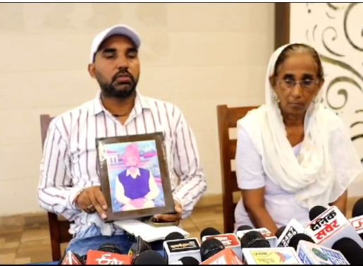 करनाल हत्याकांड में मृतक कर्म सिंह के परिजन चंडीगढ़ में पत्रकाराें से बातचीत करते हुए करनाल हत्याकांड में मृतक कर्म सिंह के परिजन चंडीगढ़ में पत्रकाराें से बातचीत करते हुए