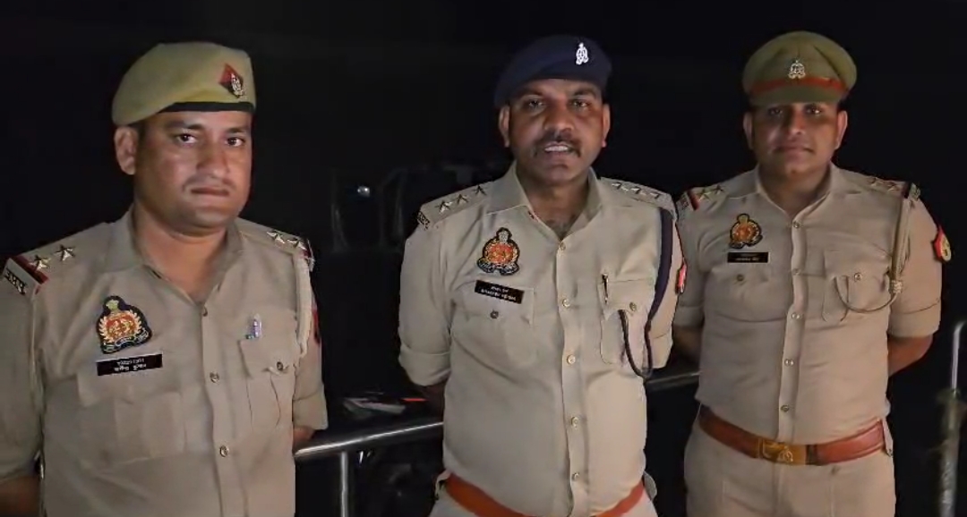 मुठभेड़ की जानकारी देते एसीपी भास्कर वर्मा मुठभेड़ की जानकारी देते एसीपी भास्कर वर्मा
