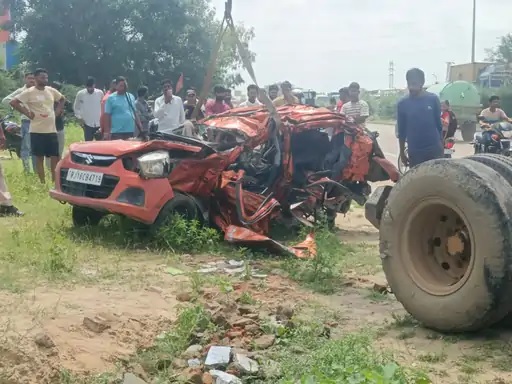 हादसे में क्षतिग्रस्त कार।