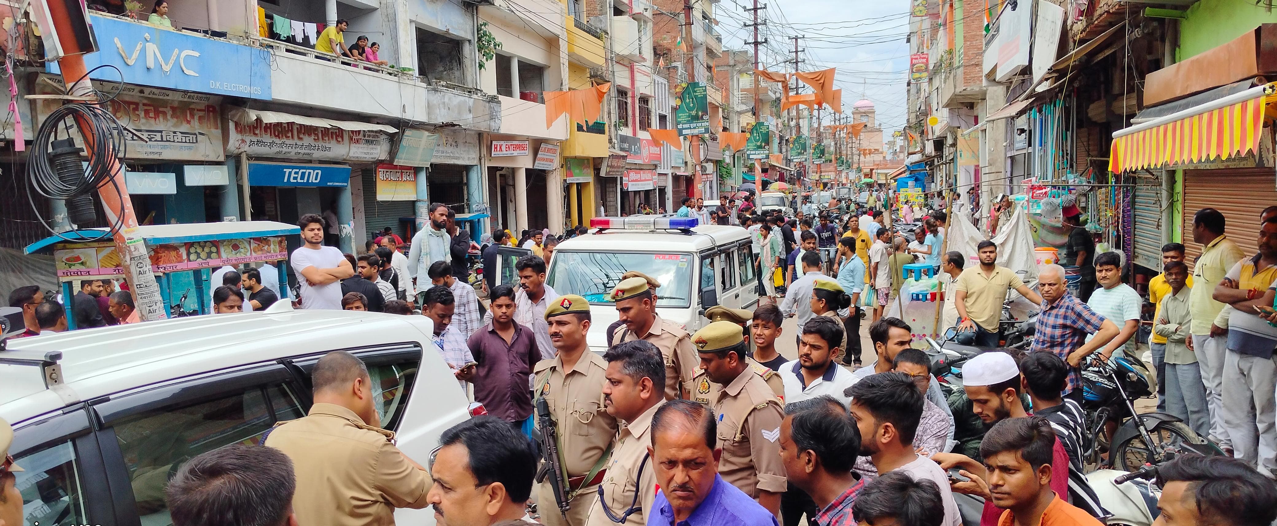 सुलतानपुर : दिनदहाड़े चौक में  सराफा  दुकान मे बंदूक की नोक पर लाखों की लूट