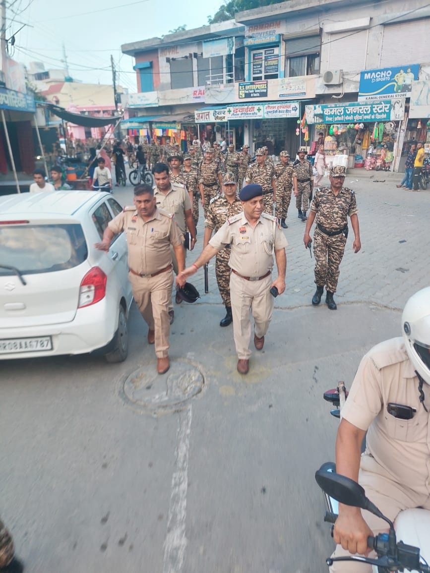 पूंडरी में फ्लैग मार्च करते हुए सीआरपीएफ के जवान पूंडरी में फ्लैग मार्च करते हुए सीआरपीएफ के जवान