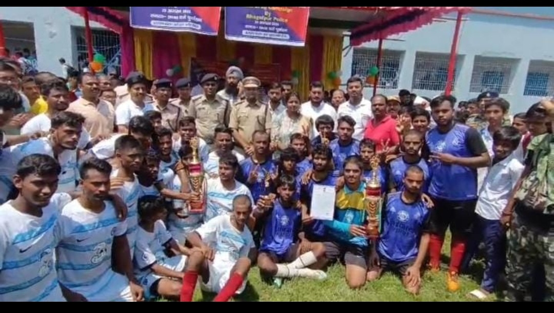 खिलाड़ियों के साथ पुलिस पदाधिकारी खिलाड़ियों के साथ पुलिस पदाधिकारी