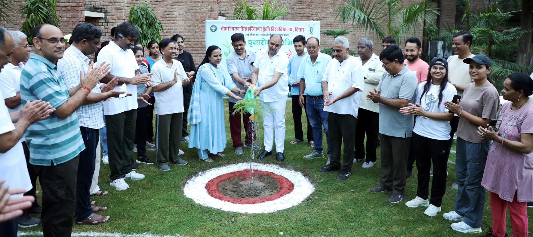 विश्वविद्यालय परिसर में पौधारोपण करते कुलपति प्रो. बीआर कम्बोज। विश्वविद्यालय परिसर में पौधारोपण करते कुलपति प्रो. बीआर कम्बोज।