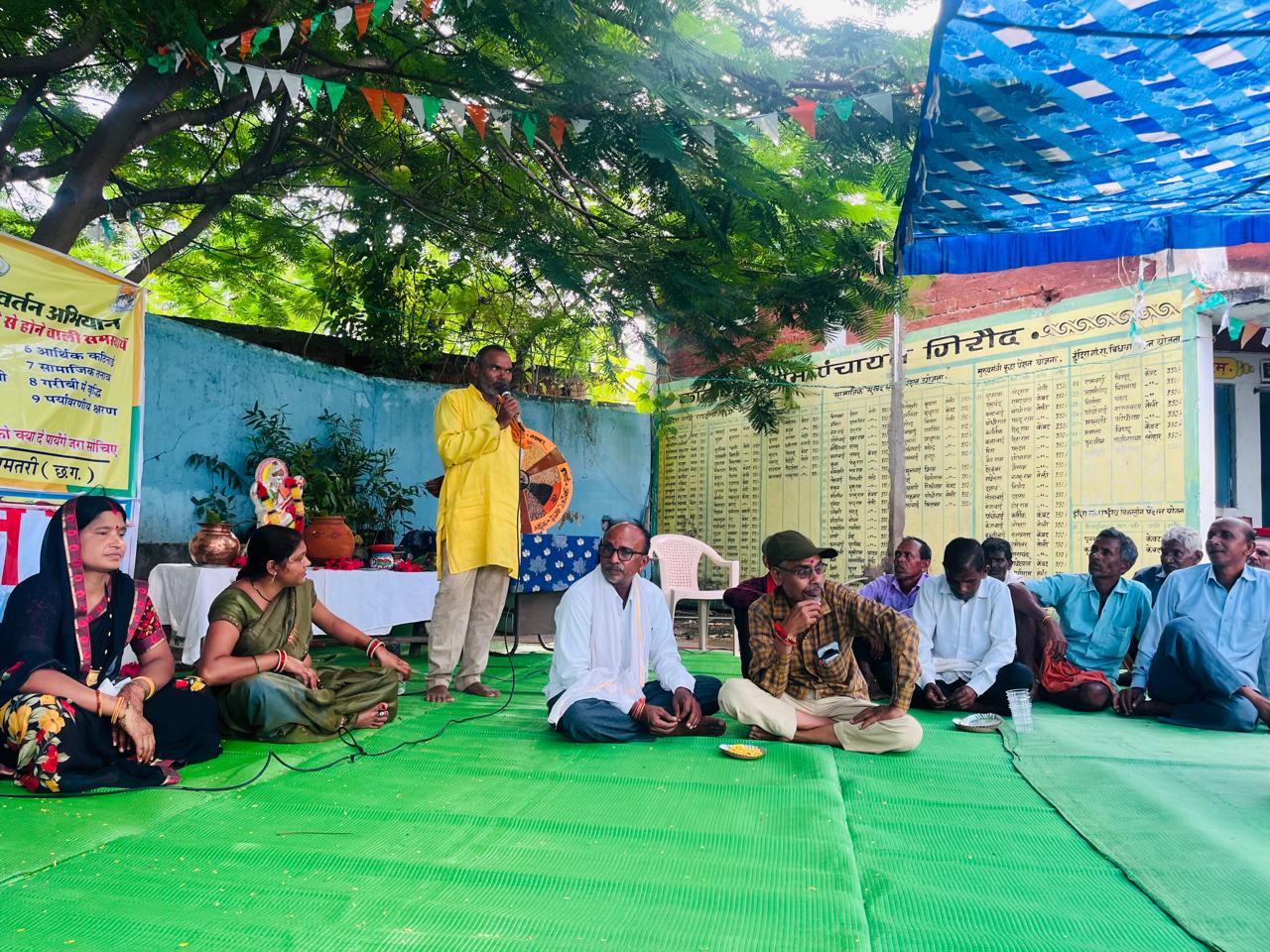 ग्रामीणों को फसल चक्र परिवर्तन की जानकारी देते हुए जिले के अधिकारी-कर्मचारी। ग्रामीणों को फसल चक्र परिवर्तन की जानकारी देते हुए जिले के अधिकारी-कर्मचारी।
