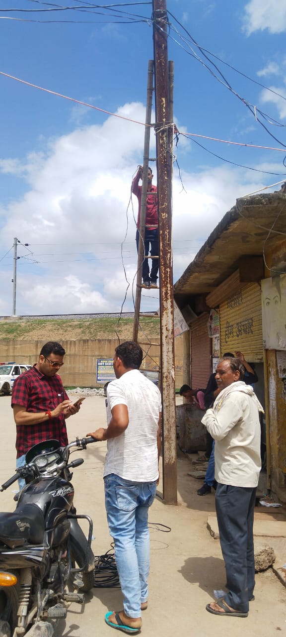 कनेक्शन काटते विद्युत कर्मचारी कनेक्शन काटते विद्युत कर्मचारी