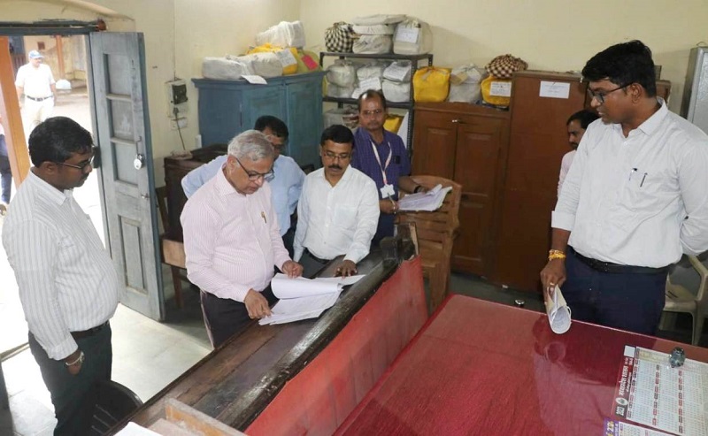 खंडवाः संभागायुक्त ने किया मेडिकल कॉलेज का निरीक्षण, चिकित्सा अधिकारियों की ली बैठक खंडवाः संभागायुक्त ने किया मेडिकल कॉलेज का निरीक्षण, चिकित्सा अधिकारियों की ली बैठक