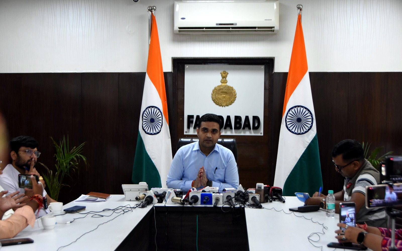 जिला निर्वाचन अधिकारी विक्रम सिंह पत्रकार वार्ता को संबोधित करते हुए जिला निर्वाचन अधिकारी विक्रम सिंह पत्रकार वार्ता को संबोधित करते हुए