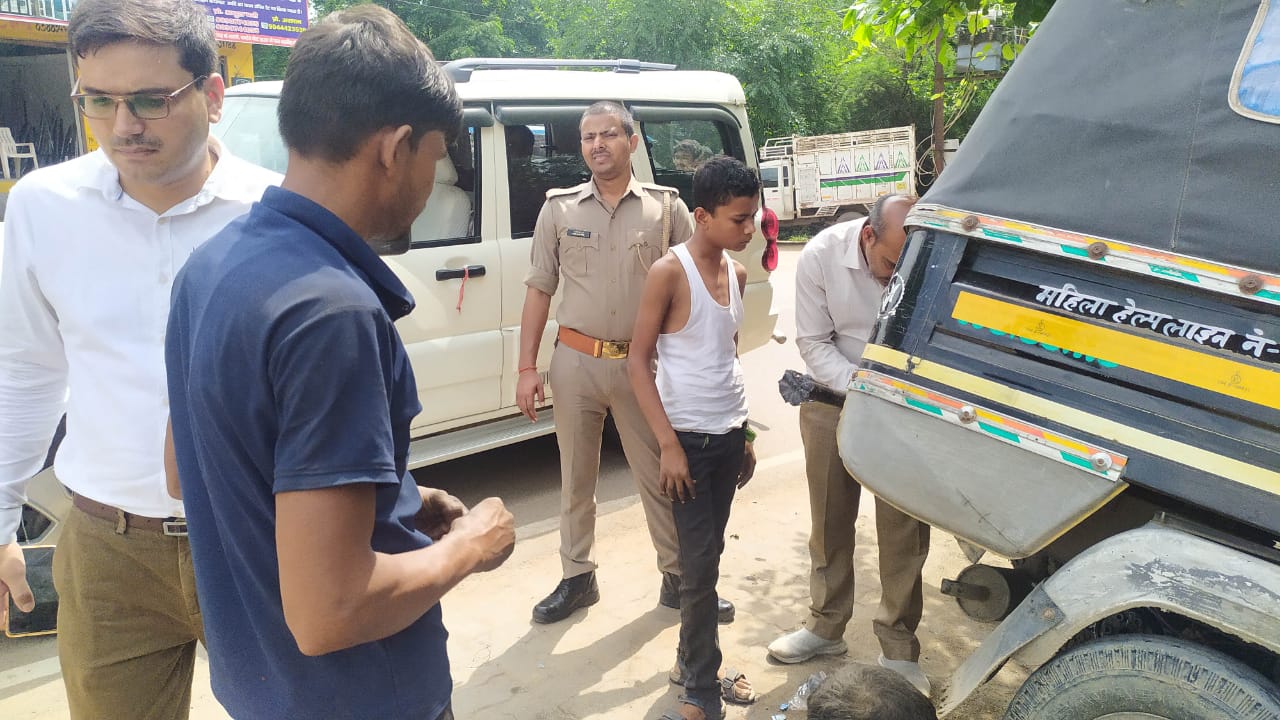 फोटो--29एचएएम-13 श्रम विभाग की टीम ने छापेमारी कर बाल श्रमिकों को कराया मुक्त फोटो--29एचएएम-13 श्रम विभाग की टीम ने छापेमारी कर बाल श्रमिकों को कराया मुक्त