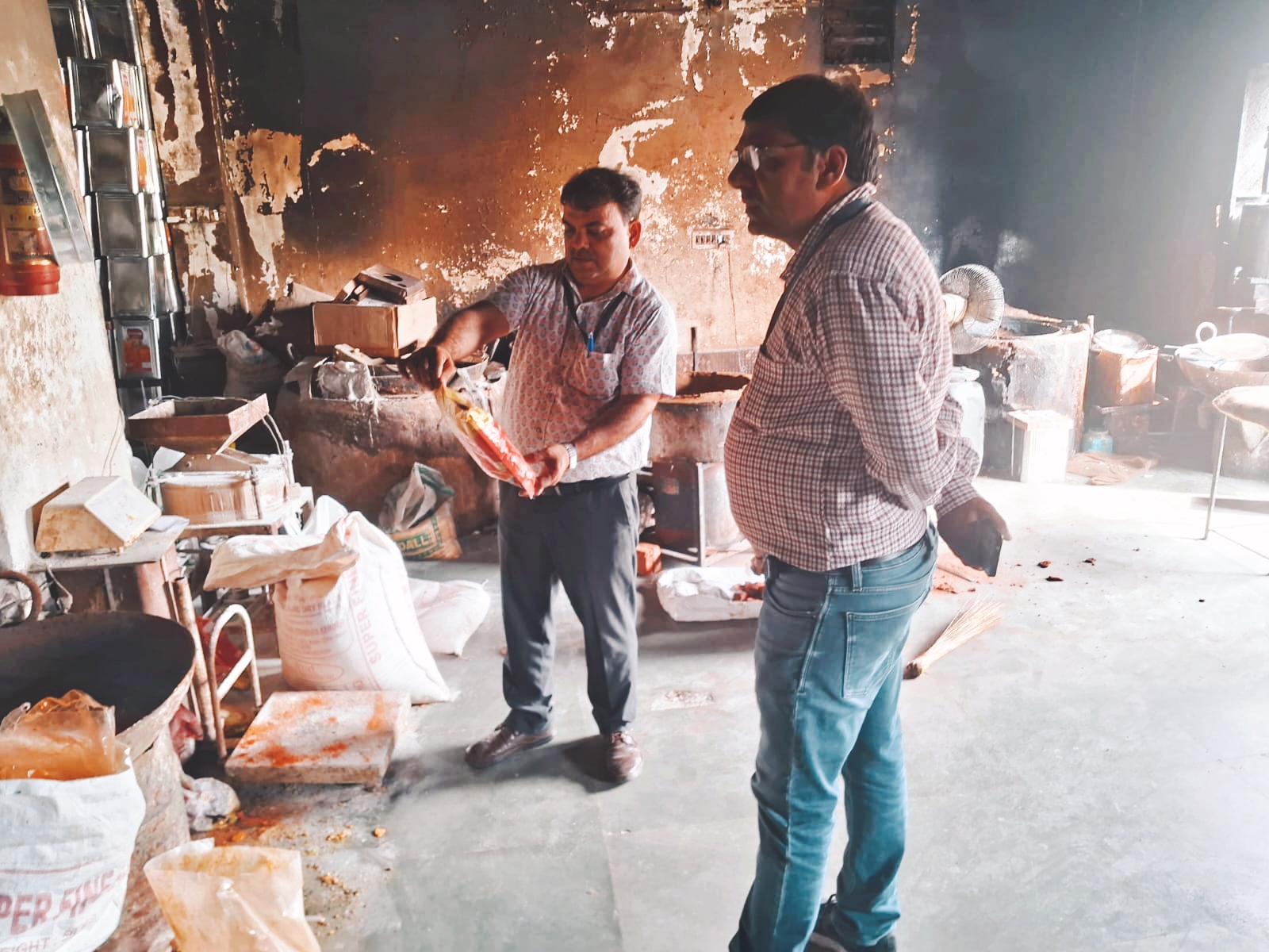 खाद्य सुरक्षा टीम ने नमकीन की फैक्ट्री पर किया निरीक्षण खाद्य सुरक्षा टीम ने नमकीन की फैक्ट्री पर किया निरीक्षण