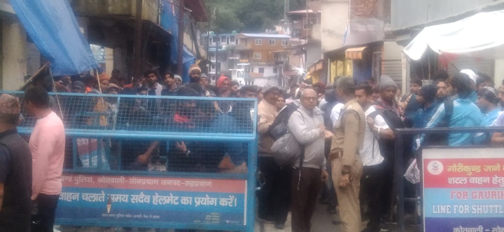 केदारनाथ धाम जाने के लिये सोनप्रयाग में उमड़ी भक्तों की भारी भीड़ केदारनाथ धाम जाने के लिये सोनप्रयाग में उमड़ी भक्तों की भारी भीड़
