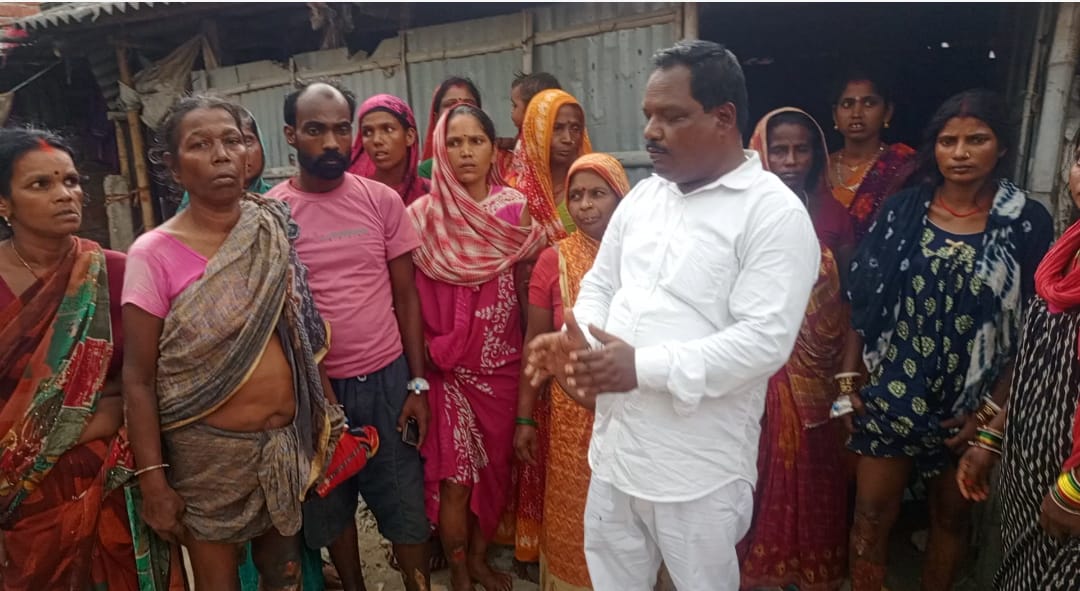 अररिया फोटो:भाजपा नेता पीड़ित परिजनों से मिलते अररिया फोटो:भाजपा नेता पीड़ित परिजनों से मिलते