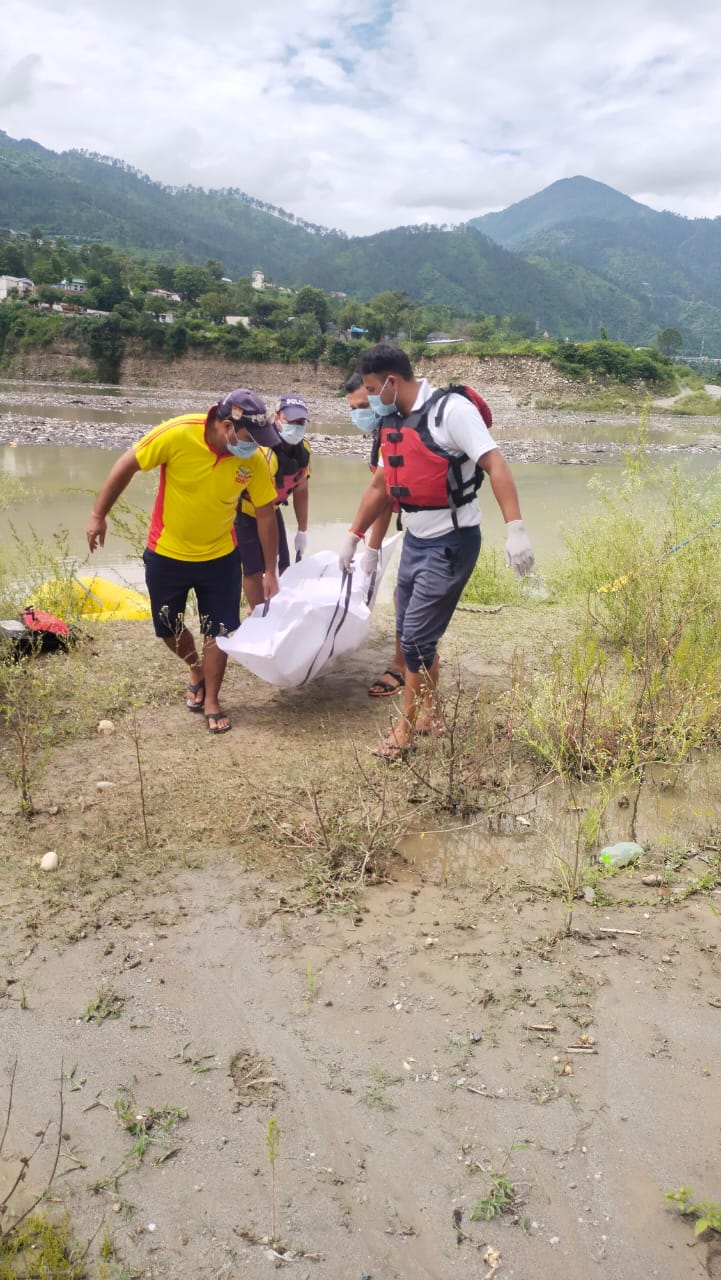 टिहरी झील से लापता शव को निकलते हुए एनडीआरएफ