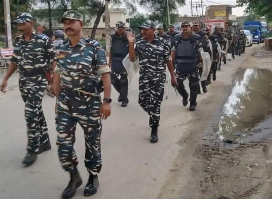 चुनाव के मद्देनजर निकाला फ्लैग मार्च िनकालते चुनाव के मद्देनजर निकाला फ्लैग मार्च िनकालते
