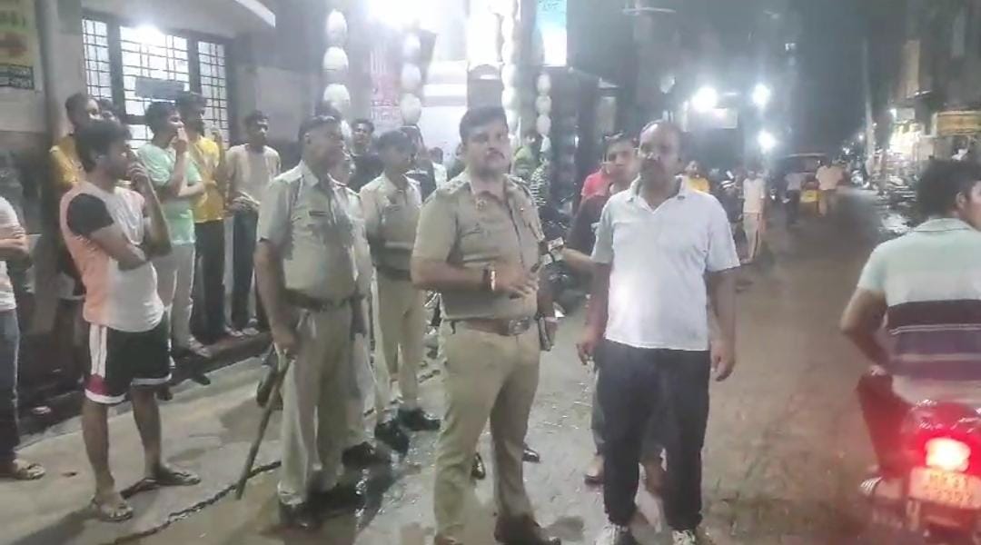 घटनास्थल पर जायजा लेते हुए पुलिसकर्मी। घटनास्थल पर जायजा लेते हुए पुलिसकर्मी।