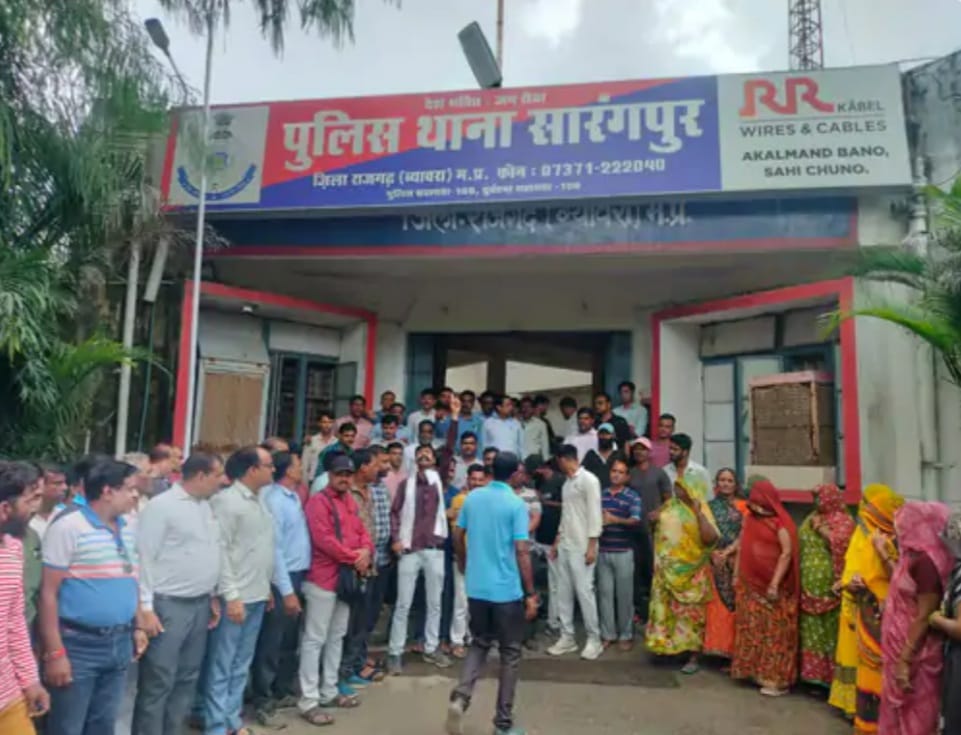 लगाए रुपए मांगने व जातिसूचक शब्द बोलने के आरोप लगाए रुपए मांगने व जातिसूचक शब्द बोलने के आरोप