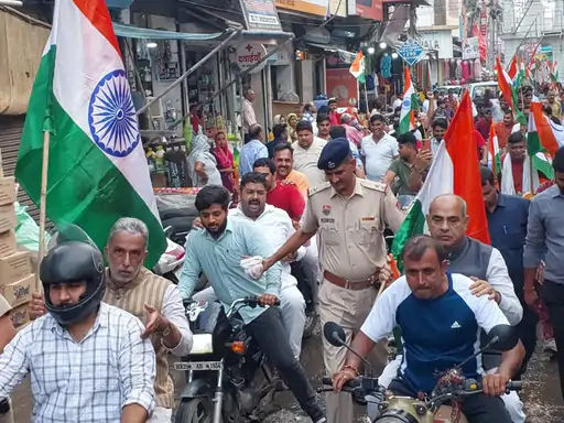 तिरंगा रैली के दौरान बिना हेलमेट बाइकों पर सवार दोनों मंत्री।