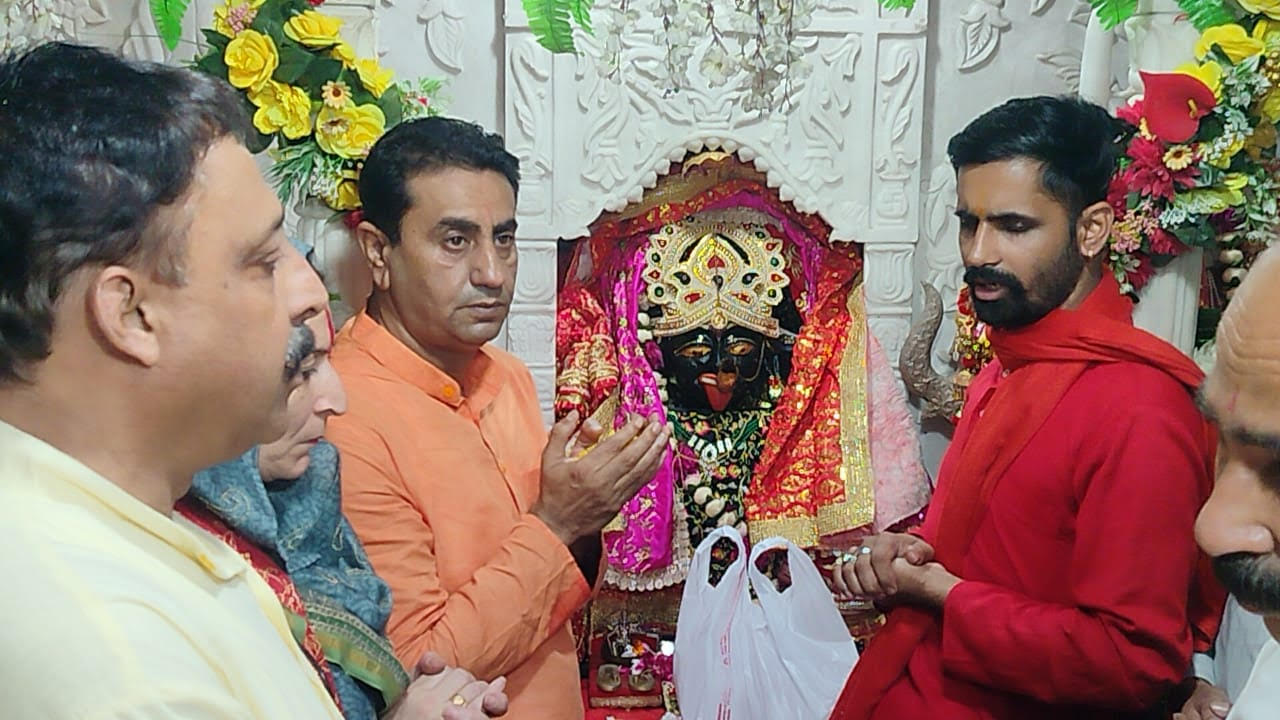 Rajeev Jasrotia started the election campaign by paying obeisance at the holy places Rajeev Jasrotia started the election campaign by paying obeisance at the holy places