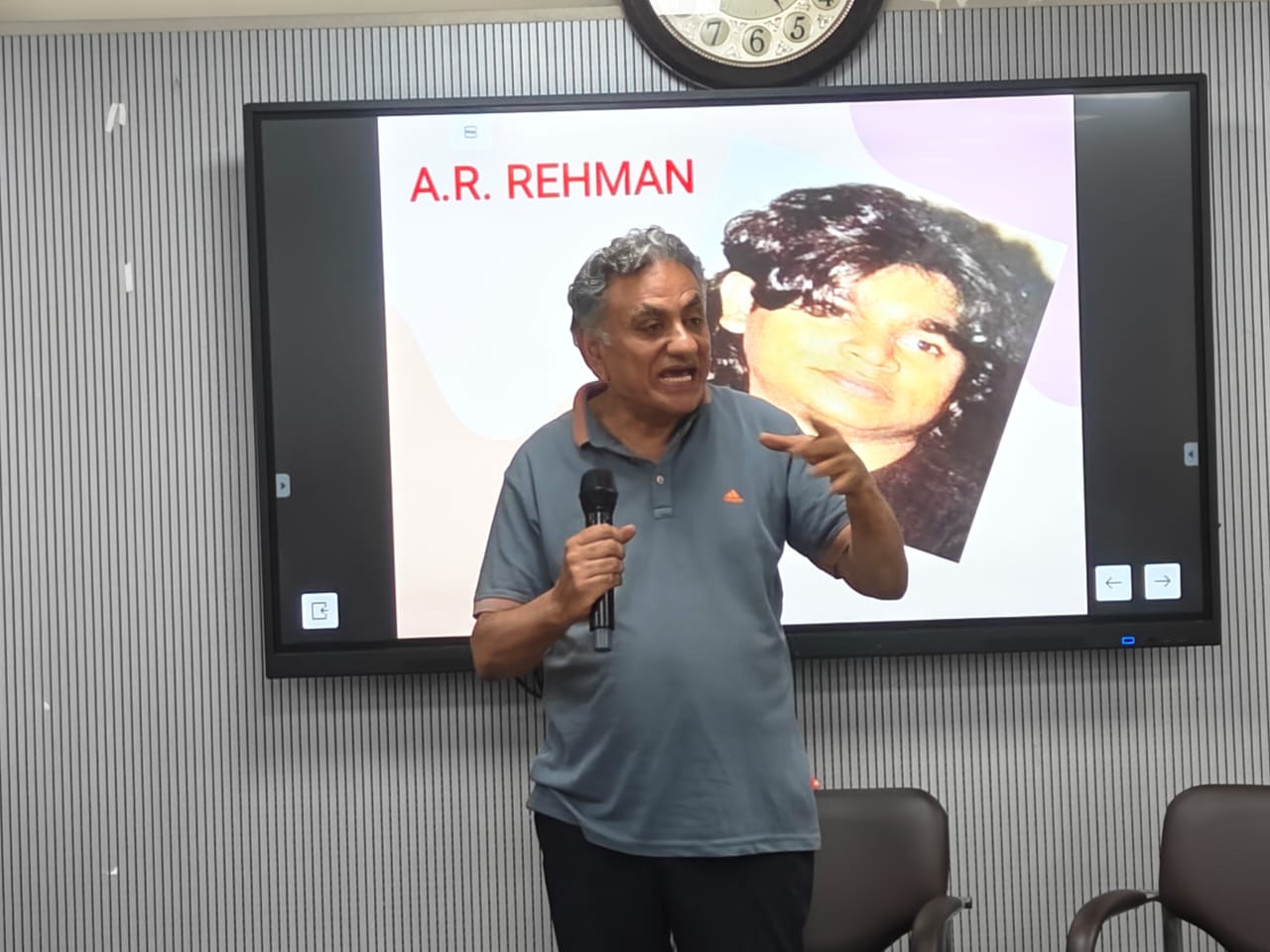 फिल्मों के जानकार व इतिहासविद डॉ. मनोज पंजानी दून पुस्तकालय और शोध केन्द्र के व्याख्यान संस्थान के सभागार में  संबोधित करते।