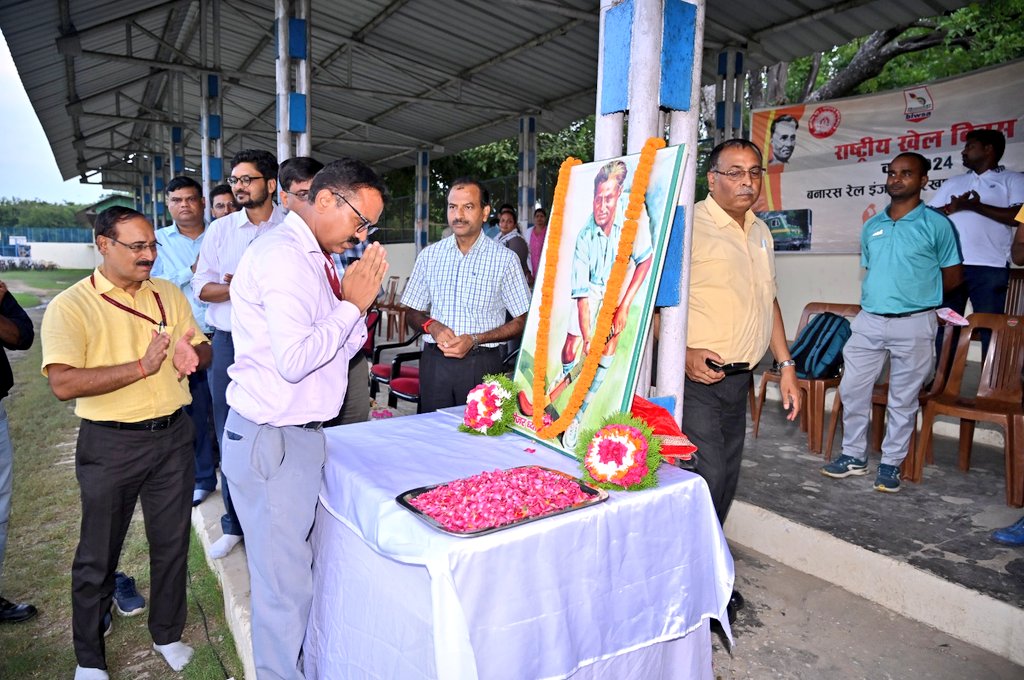 राष्ट्रीय खेल दिवस पर बरेका में मेजर ध्यानचंद को श्रद्धांजलि देते अफसर: फोटो बच्चा गुप्ता