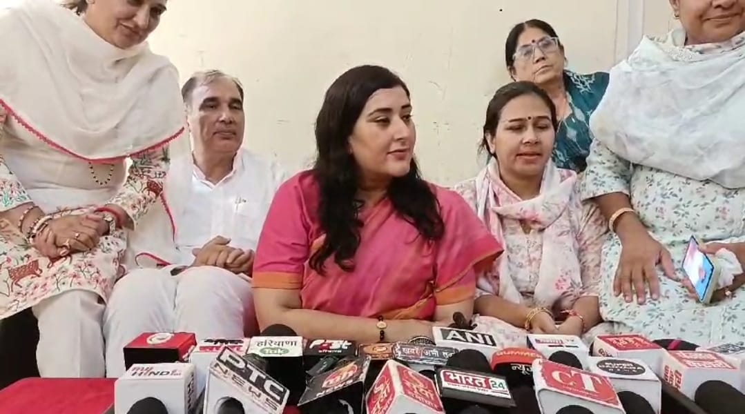 29 आरटीकेः2 रोहतक में पत्रकारों से बातचीत करती दिल्ली से सांसद बांसुरी स्वराज।  ----------