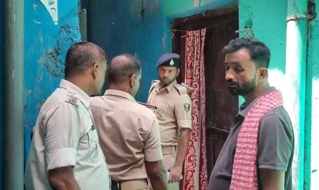 छानबीन करती पुलिस छानबीन करती पुलिस