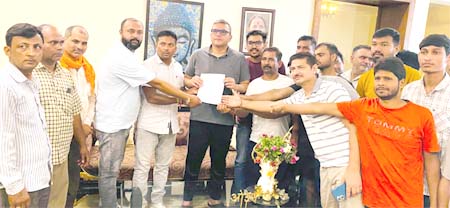 विधायक ने फोन पर आयुक्त से की वार्ता विधायक ने फोन पर आयुक्त से की वार्ता