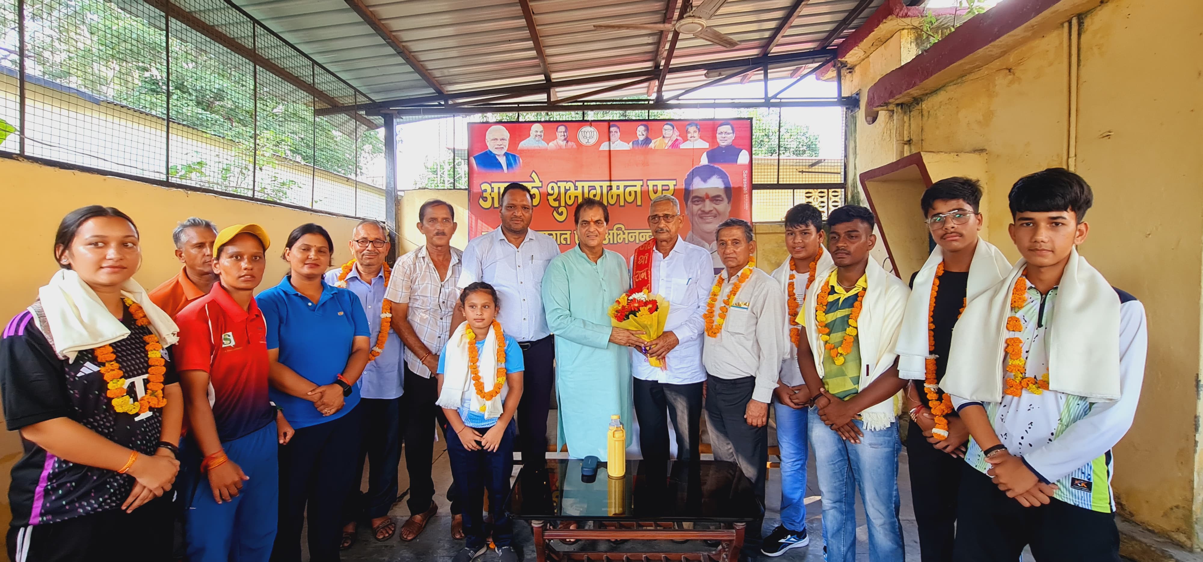 शहरी विकास मंत्री प्रेमचंद खिलाड़ियों को सम्मानित करते हुए शहरी विकास मंत्री प्रेमचंद खिलाड़ियों को सम्मानित करते हुए