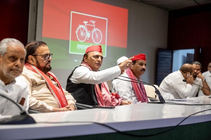 सपा मुख्यालय में बाेलते हुए अखिलेश यादव सपा मुख्यालय में बाेलते हुए अखिलेश यादव