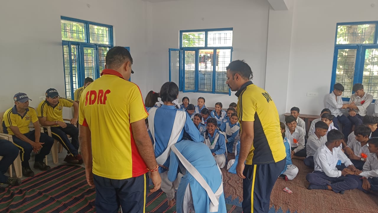 एसडीआरएफ की टीम ने छात्रो को एसडीआरएफ की टीम ने छात्रो को