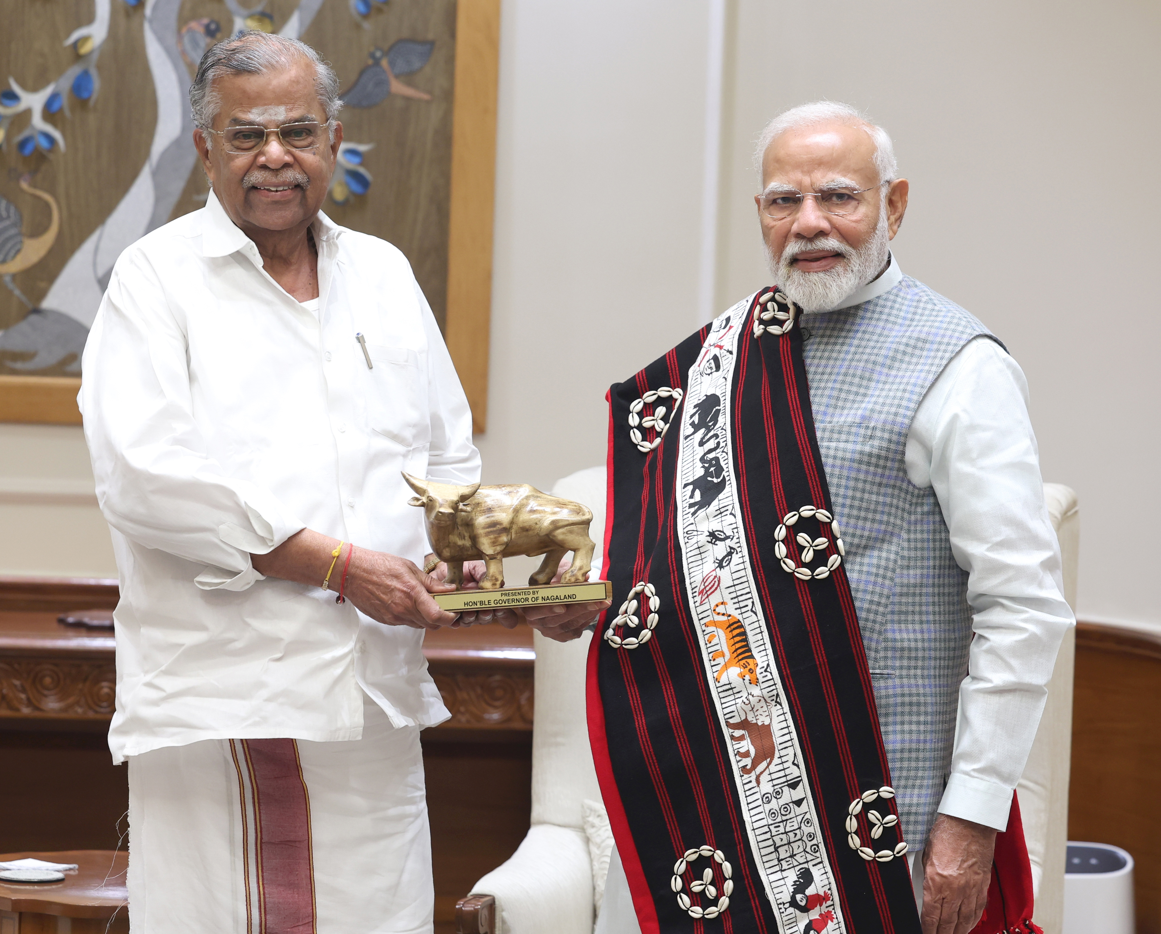 नागालैंड के गवर्नर एल गणेशन प्रधानमंत्री नरेन्द्र माेदी काे प्रतिक चिन्ह देते हुए
