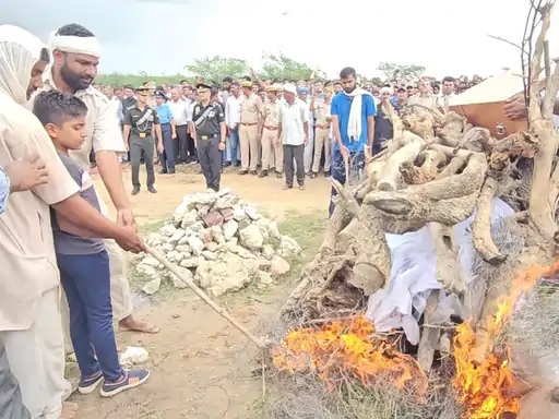 हरसाणी से 500 मीटर दूर स्थित श्मशान घाट में दोपहर में सात साल के बेटे शौर्य ने मुखाग्नि दी। हरसाणी से 500 मीटर दूर स्थित श्मशान घाट में दोपहर में सात साल के बेटे शौर्य ने मुखाग्नि दी।