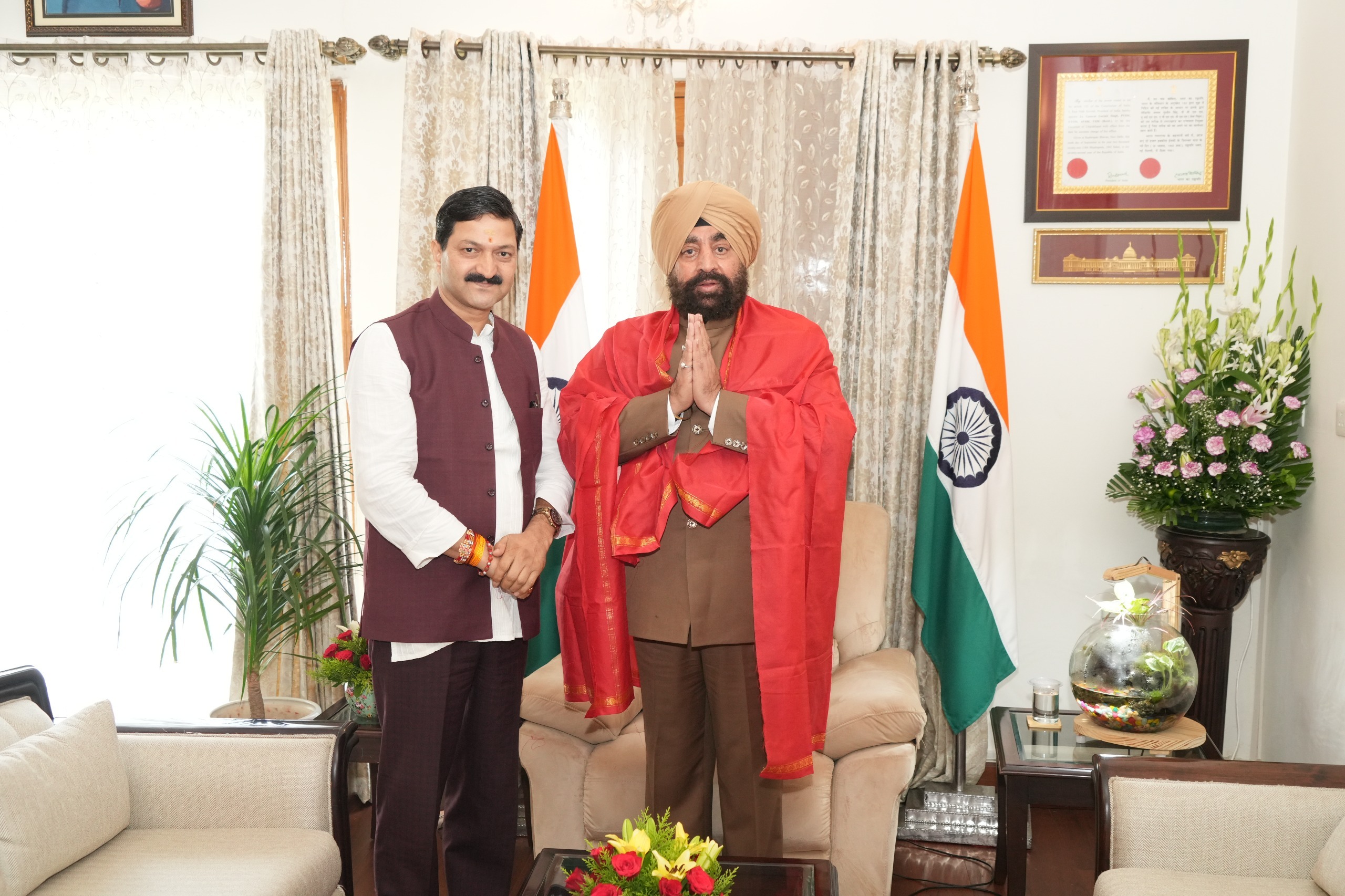 बदरी-केदारनाथ मंदिर समिति (बीकेटीसी) के अध्यक्ष अजेंद्र अजय शुक्रवार को राजभवन में राज्यपाल से भेंट करते। बदरी-केदारनाथ मंदिर समिति (बीकेटीसी) के अध्यक्ष अजेंद्र अजय शुक्रवार को राजभवन में राज्यपाल से भेंट करते।