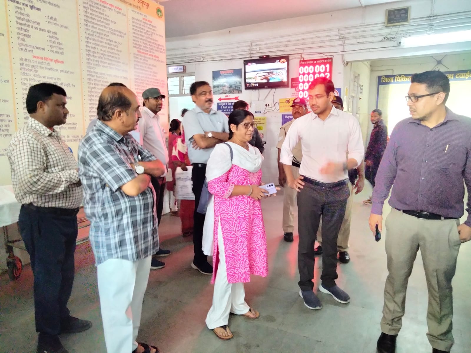 सिविल सर्जन से जानकारी लेते कलेक्टर सिविल सर्जन से जानकारी लेते कलेक्टर