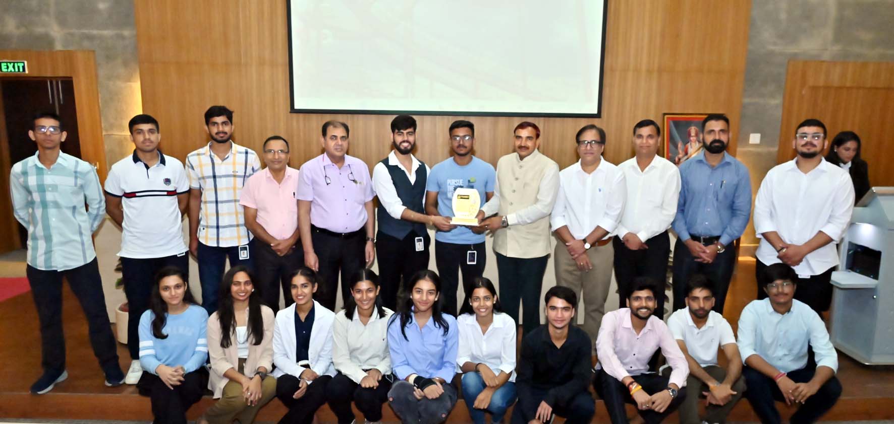 समापन समारोह में विजेताओं को सम्मानित करते कुलपति प्रो. नरसी राम बिश्नोई। समापन समारोह में विजेताओं को सम्मानित करते कुलपति प्रो. नरसी राम बिश्नोई।
