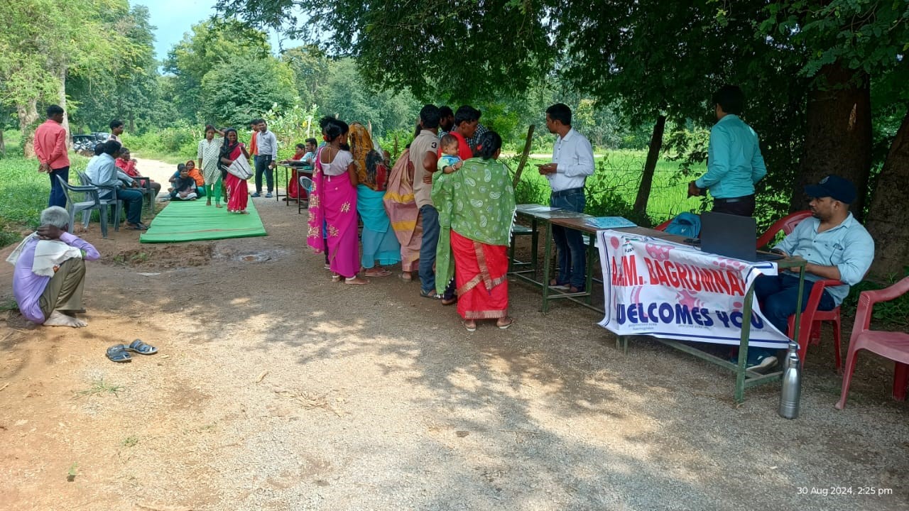 विशेष शिविर में कमार परिवार के सदस्य योजनाओं के लिए फार्म भरते हुए। विशेष शिविर में कमार परिवार के सदस्य योजनाओं के लिए फार्म भरते हुए।