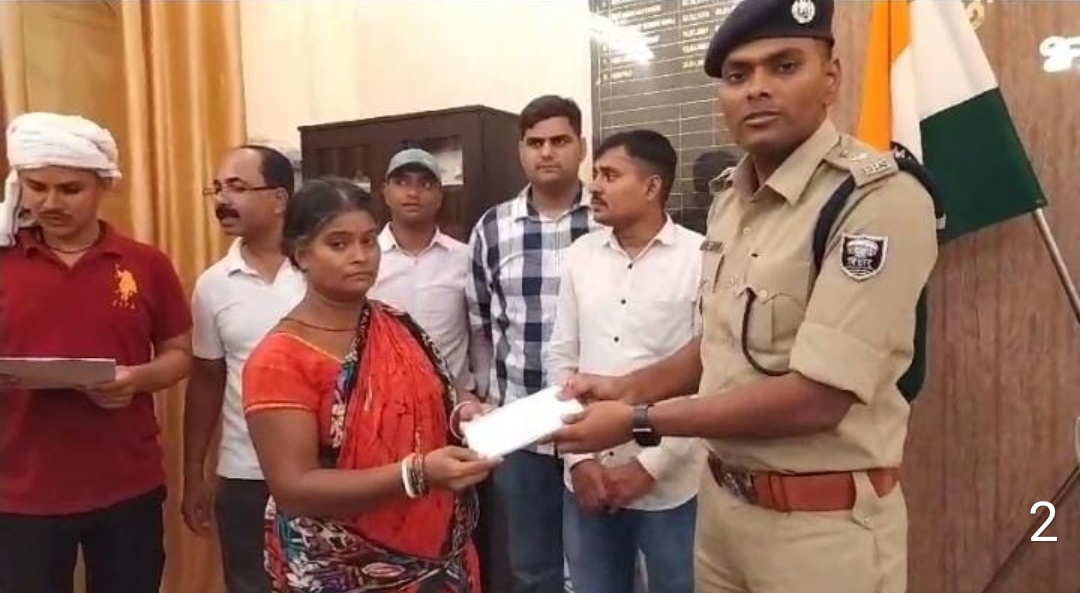 धारक को मोबाइल देती पुलिस धारक को मोबाइल देती पुलिस