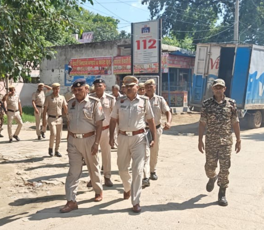फ्लैग मार्च निकलती पुलिस व अर्ध सैनिक बलों के कर्मचारी फ्लैग मार्च निकलती पुलिस व अर्ध सैनिक बलों के कर्मचारी