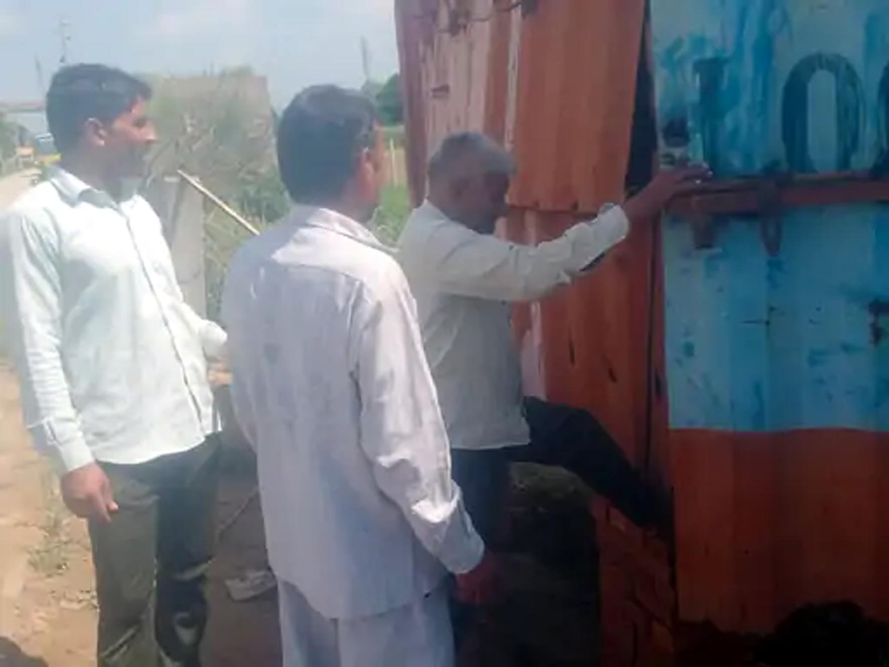 ठेका बंद करते ग्रामीण। ठेका बंद करते ग्रामीण।