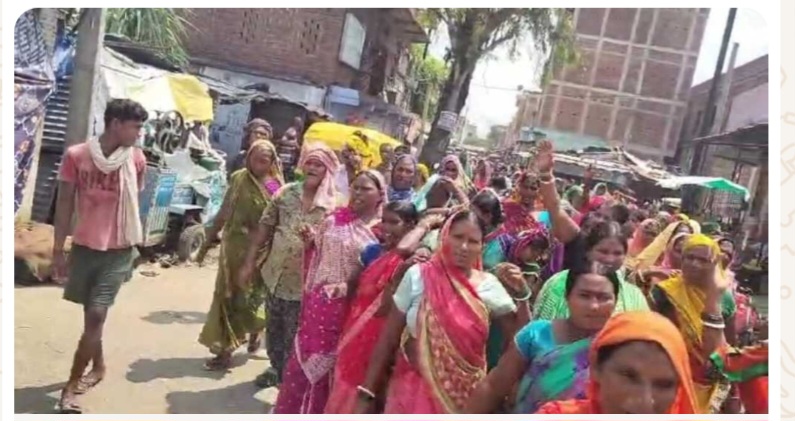 विद्युत कार्यालय पर प्रदर्शन करते उपभोक्ता विद्युत कार्यालय पर प्रदर्शन करते उपभोक्ता